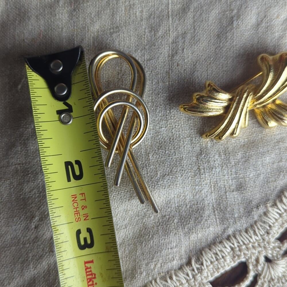 Vintage Signed Brooch Set – Gerry & Sarah Coventry Gold Tone Costume Jewelry - Picture 7 of 8